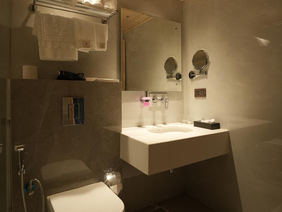 Deluxe Cottage bathroom with stone vanity