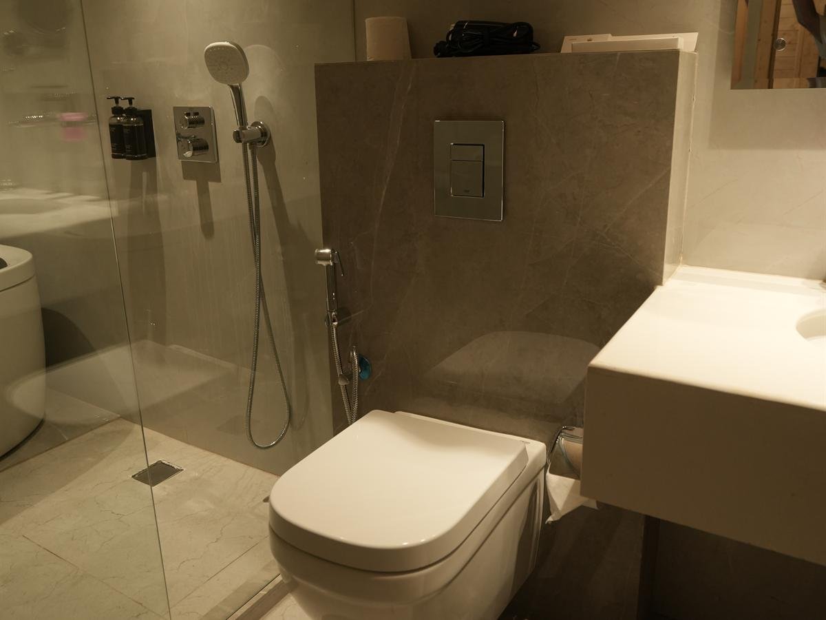 Deluxe Cottage walk-in shower behind glass