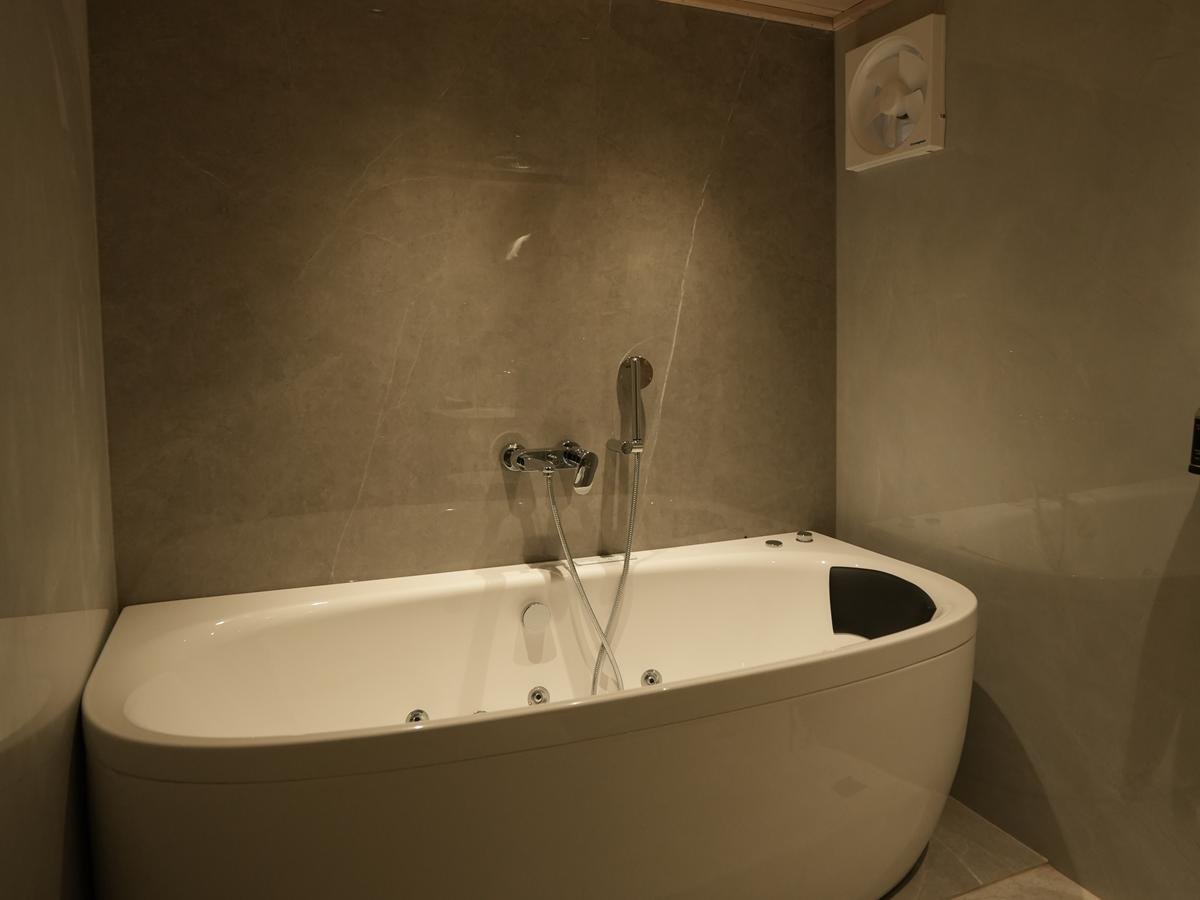 Corner soaking tub in the Deluxe Cottage bathroom