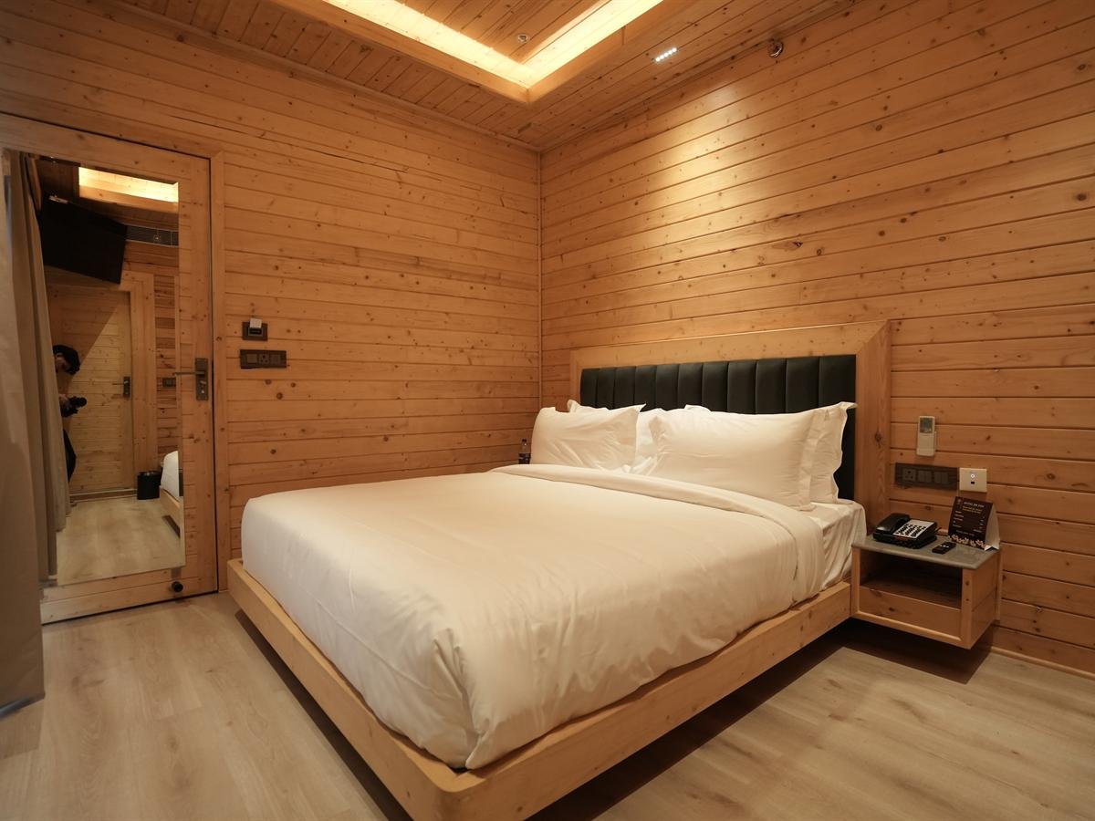 Standard Cottage interior with cove-lit ceiling