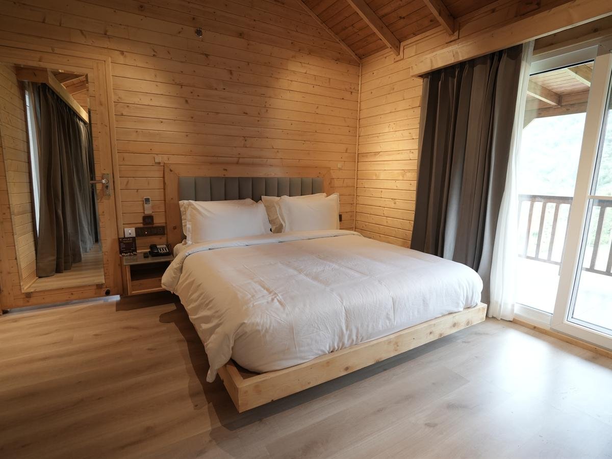 Suite Cottage bedroom with balcony doors and full-length mirror