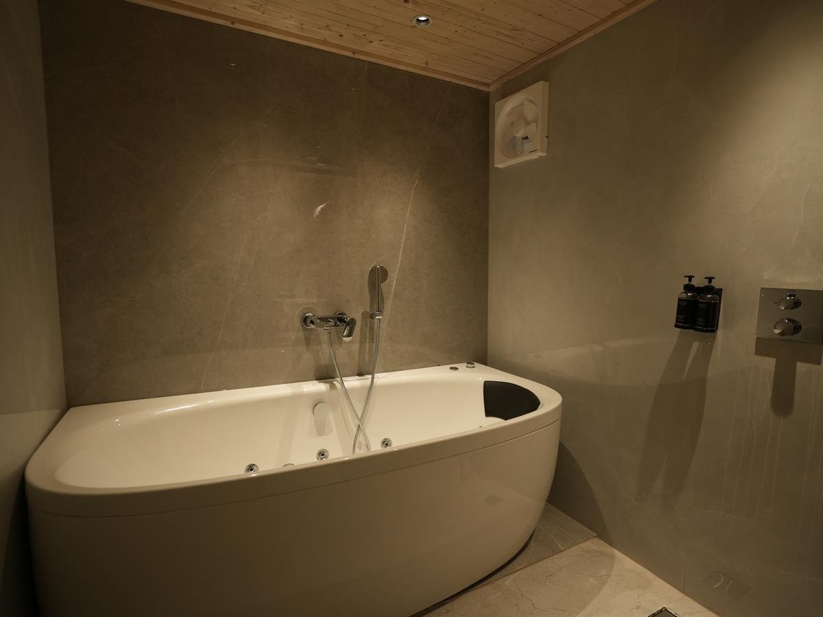Curved corner soaking tub in the Suite Cottage bathroom