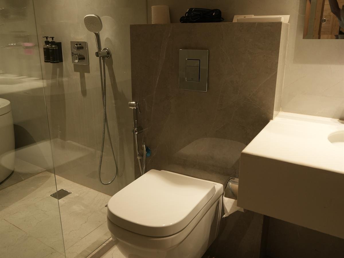 Suite Cottage walk-in shower behind glass